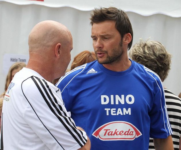 Bývalá česká reprezentační hvězda Marek Jankulovski (vpravo) v rozmluvě s Ivanem Haškem.