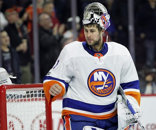 Německý gólman Islanders Thomas Greiss během zápasu ve Philadelphii.