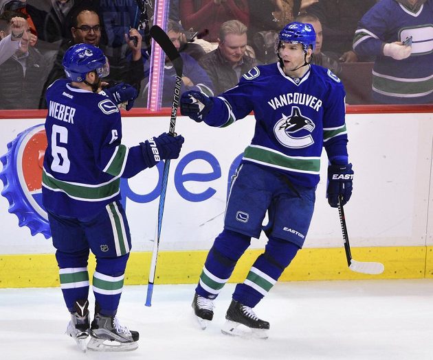 Český útočník Vancouveru Radim Vrbata oslavuje trefu do sítě Arizony se spoluhráčem Yannickem Weberem.