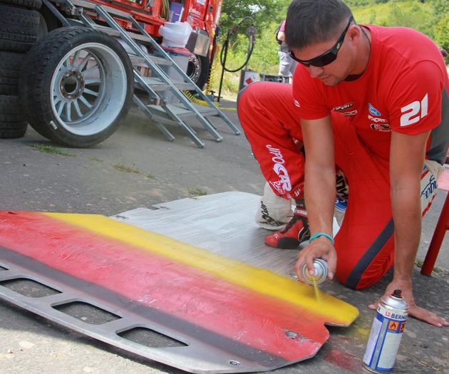 Martin Prokop pomáhá připravovat díly pro Ford Fiesta WRC před startem Německé rallye 2013.