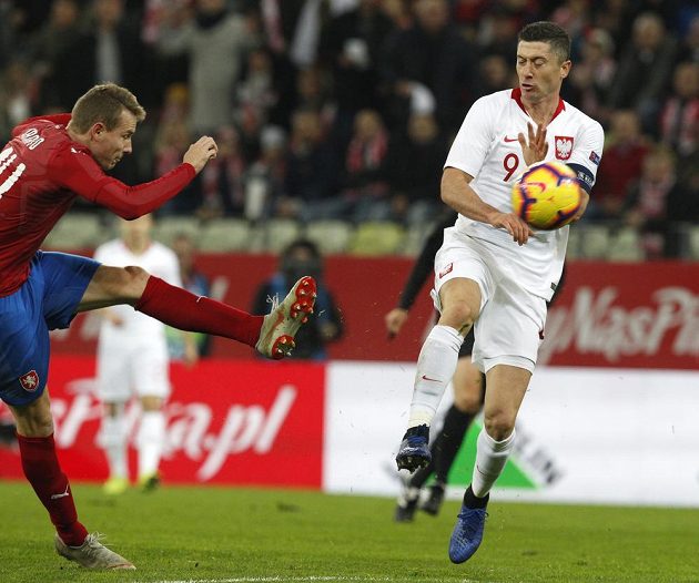 Český fotbalista Jakub Jankto střílí kolem polského snajpra Roberta Lewandowského.