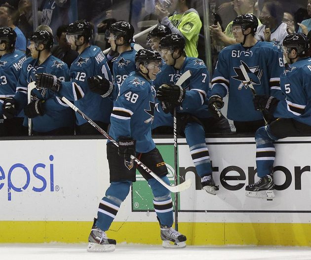 Tomáš Hertl (48) slaví u střídačky hokejistů San Jose první gól do sítě New Yorku Rangers.
