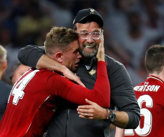 Dojatý liverpoolský manažer Jürgen Klopp slaví s Jordanem Hendersonem triumf ve finále Ligy mistrů.