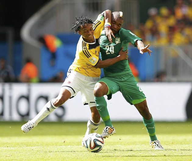 Juan Cuadrado (vlevo) z Kolumbie a Geoffroy Serey Die z Pobřeží slonoviny.