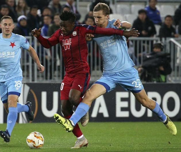 Fotbalista Bordeaux Samuel Kalu (vlevo) v souboji se slávistou Tomášem Součkem během utkání Evropské ligy.