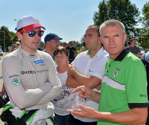 Jan Kopecký (vlevo) s otcem Josefem Kopeckým, který je nejbližším konzultantem závodníka továrního týmu Škoda Motorsport.