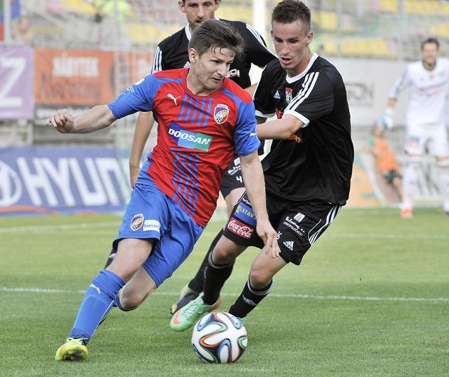 Václav Pilař (vlevo) z Plzně a Martin Sus z Příbrami v utkání 1. kola Synot ligy.