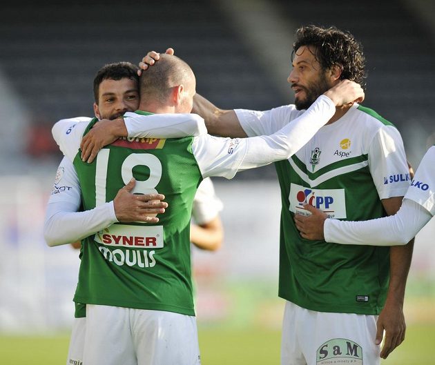 Fotbalisté Jablonce slaví gól proti Bohemians 190 v úvodním osmifinálovém duelu Poháru FAČR. Zleva Luboš Loučka, střelec branky Pavel Moulis (zády) a Daniel Silva Rossi.