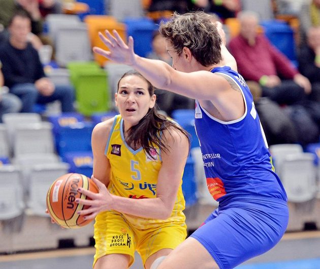 Elodie Godinová z týmu Montpellier brání Sonju Petrovičovou (vlevo) z USK Praha v utkání 7. kola Evropské ligy basketbalistek.