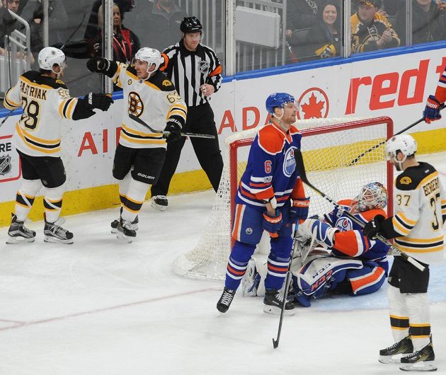 Útočník Bostonu Bruins David Pastrňák slaví se spoluhráčem gól v utkání s Edmontonem v NHL.