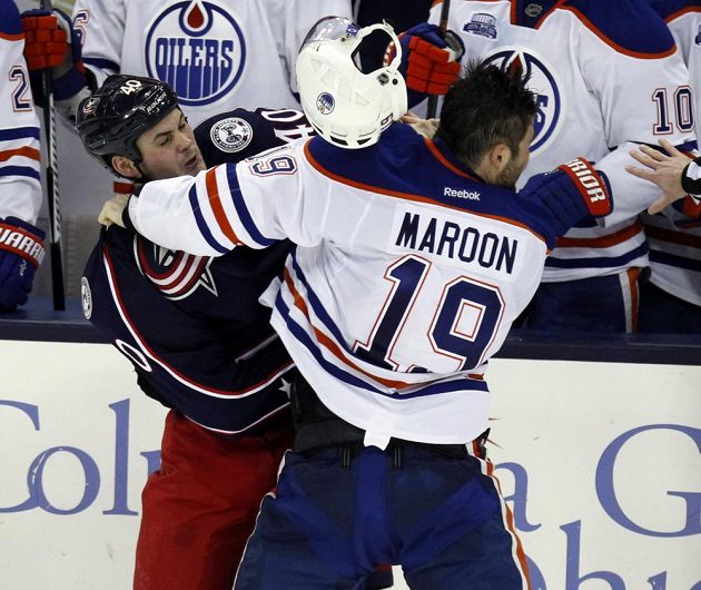 Bitka mezi Jaredem Bollem (40) z Columbusu a Patrickem Maroonem (19) z Edmontonu v zápase NHL.