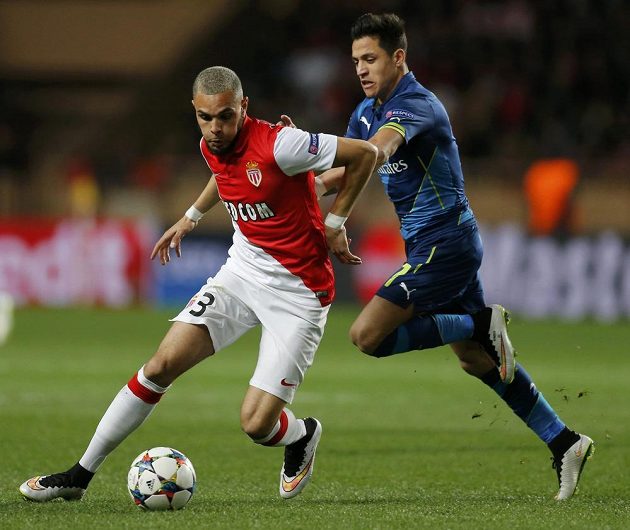 Layvin Kurzawa z Monaka (vlevo) v souboji s útočníkem Arsenalu Alexisem Sanchezem během odvetného osmifinálového duelu Ligy mistrů.