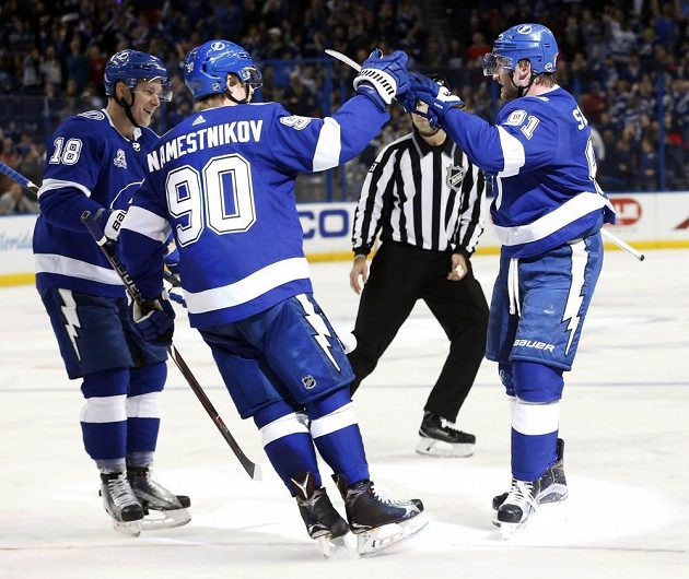 Český útočník Ondřej Palát vlevo gratuluje ke gólu střelci Stevenu Stamkosovi v utkání NHL. Z trefy se raduje i jejich spoluhráč Vladislav Namestnikov.