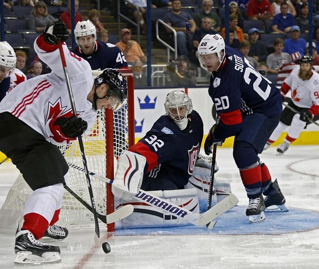 Závar před americkou brankou museli řešit brankář Jonathan Quick (32) a obránce Ryan Suter (20).
