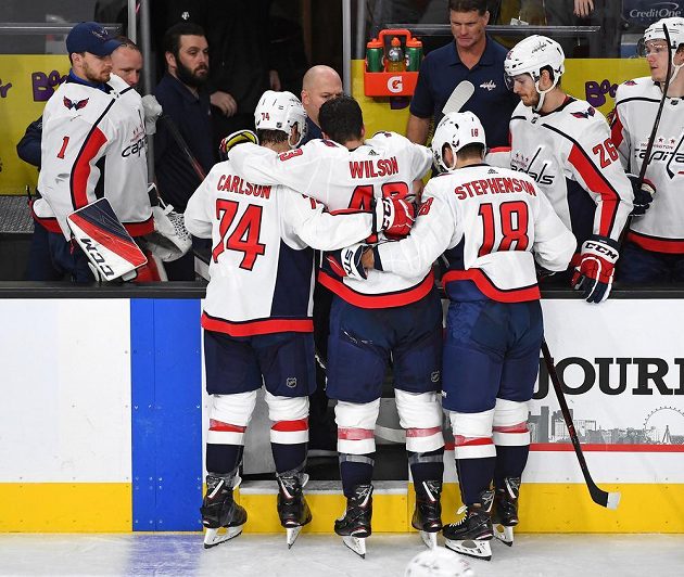 Otřesený Tom Wilson opouští za pomoci spoluhráčů z Washingtonu led v zápase proti Las Vegas.