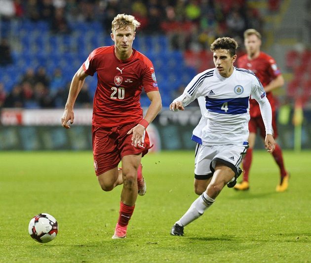 Antonín Barák kontroluje míč před dotírajícím Michaelem Battistinim ze San Marina.