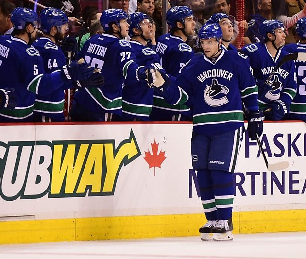 Útčník Vancouveru Radim Vrbata oslavuje se spoluhráči gól proti Washingtonu.