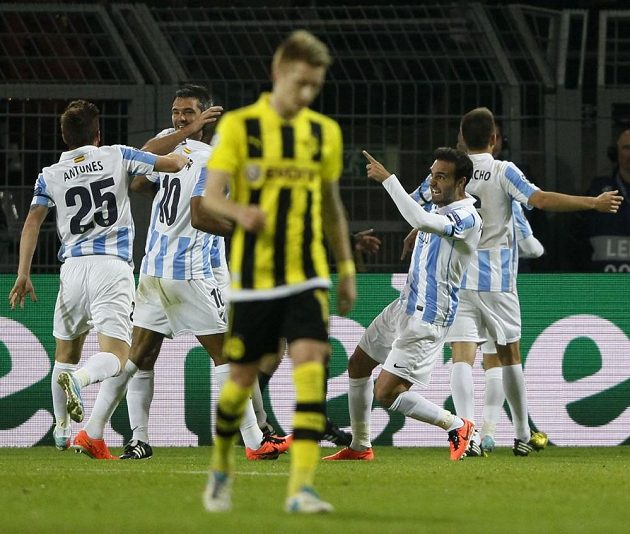 Fotbalisté Málagy se radují z branky, kterou vstřelil Joaquín Borussii Dortmund.