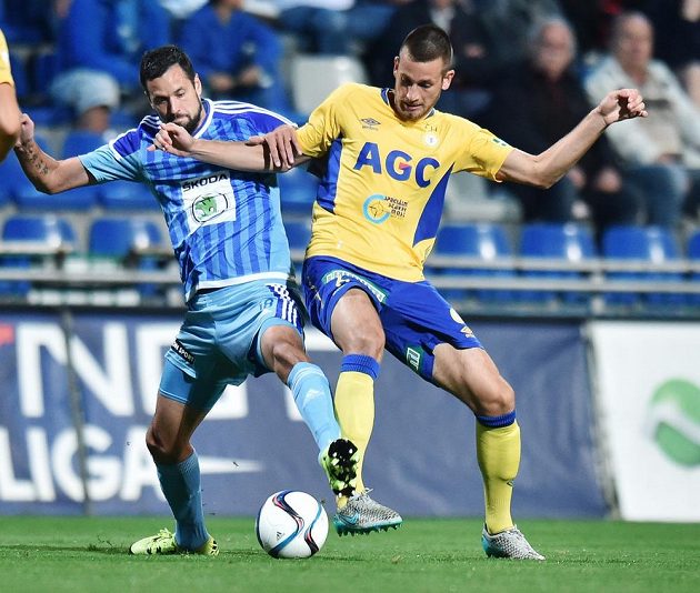 Lukáš Magera (vlevo) z Boleslavi a Michael Lüftner z Teplic bojují o míč v utkání 7. kola Synot ligy.