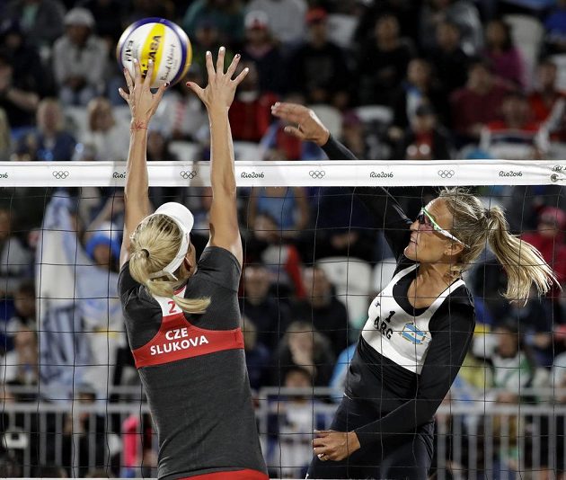 Argentinská beachvolejbalistka Ana Gallayová (vpravo) v ouboji na síti s Markétou Slukovovu.