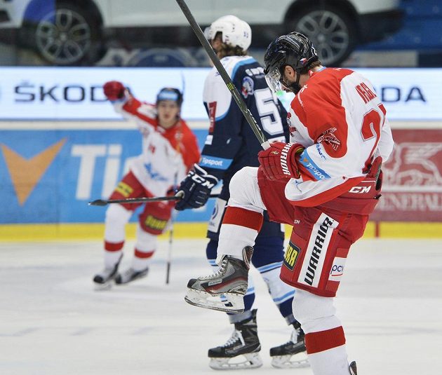 Olomoucký hokejista Zbyněk Irgl (vpravo) se raduje z gólu na plzeňském ledě během čtvrtfinále play off.