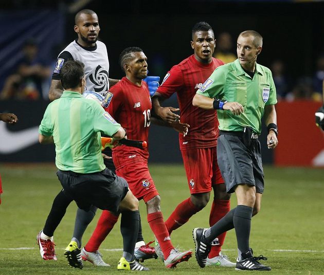 Sudí se stali předmětem zájmu panamských fotbalistů, kteří vypadli s Mexičany.