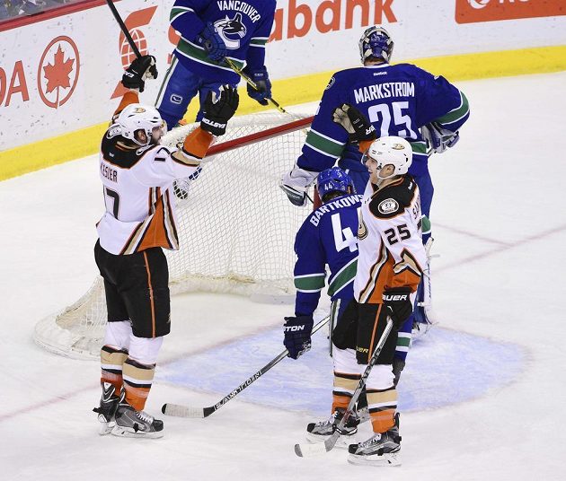 Americký útočník Ryan Kesler (17) z Anaheimu se společně se svým spoluhráčem Mikem Santorellim (25) raduje z gólu do sítě Vancouveru.
