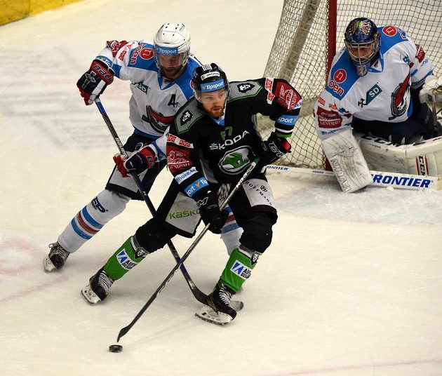 V popředí mladoboleslavský hráč Pavel Musil, za ním Ivan Huml a vpravo brankář Ján Laco (oba Chomutov).