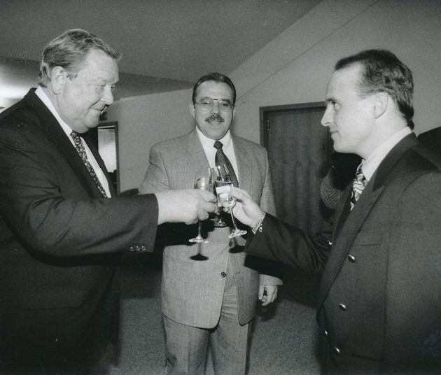 Lennart Johansson (vlevo) na archivním snímku s Františkem Chvalovským (uprostřed) a Petrem Machem