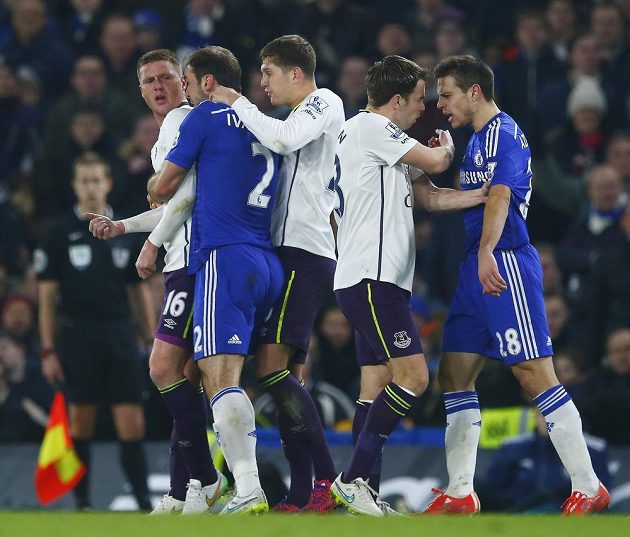Branislav Ivanovič z Chelsea (druhý zleva) a James McCarthy z Evertonu ve vzájemné potyčce.