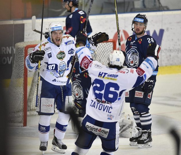 Brněnští hokejisté (zleva) Marcel Haščák a Martin Zaťovič se radují z gólu ve čtvrtém finále extraligy.