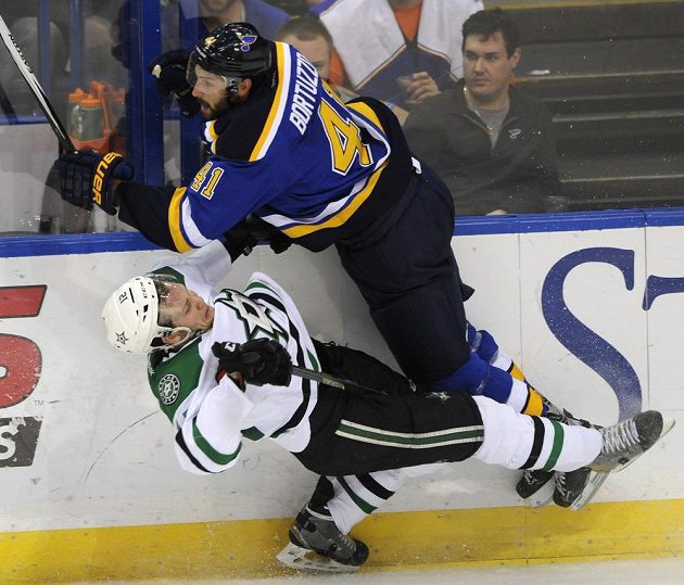 Český útočník Radek Faksa z Dallasu padá po srážce s Robertem Bortuzzem ze St. Louis.