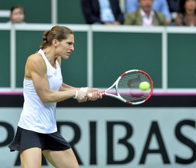 Němka Andrea Petkovicová odvrací míček v duelu s Petrou Kvitovou v úvodní dvouhře finále Fed Cupu.