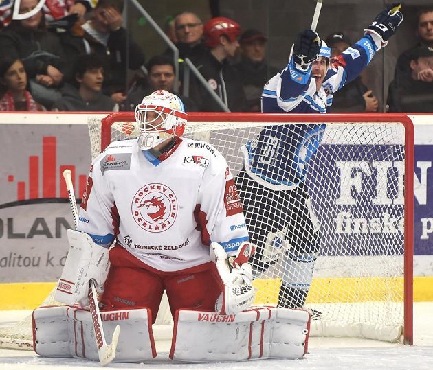 Třinecký brankář Šimon Hrubec inkasuje gól proti Plzni. Vzadu slaví útočník Západočechů Nicholas Johnson.