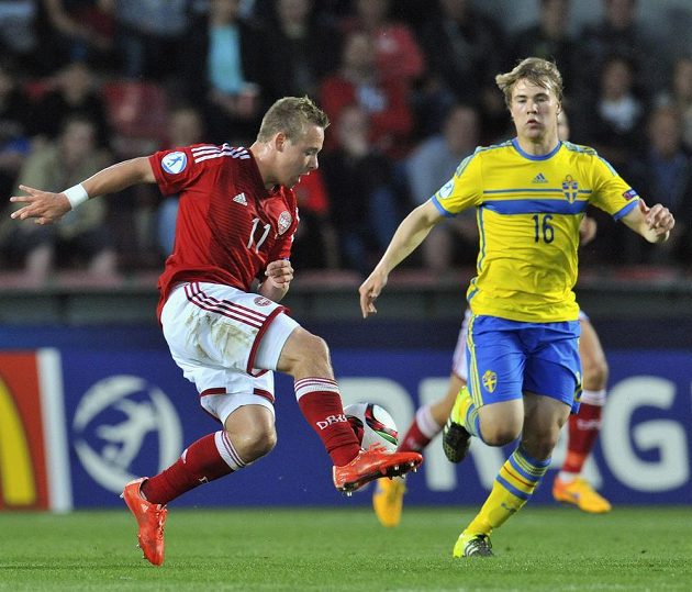 Dán Uffe Bech (vlevo) snížil v semifinále na 1:2, vpravo Simon Tibbling ze Švédska.