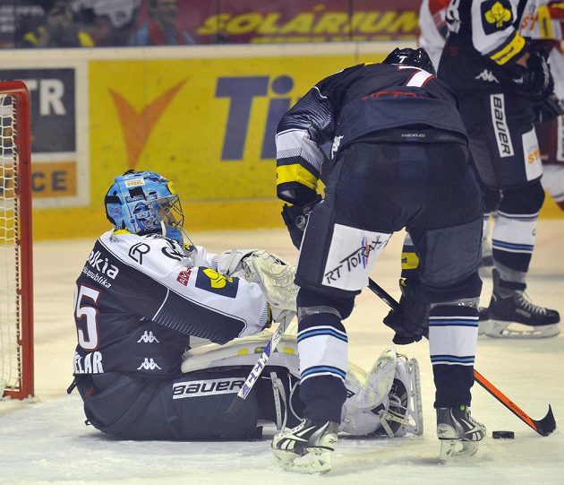 Brankář Vítkovic Filip Šindelář inkasoval gól z hole olomouckého obránce Pavla Skrbka. Na snímku vpravo je obránce Lukáš Zíb.