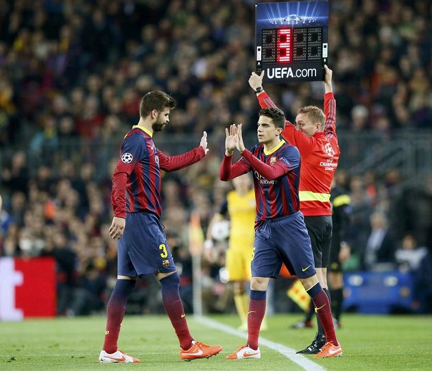 Barcelonský Gerard Pique (vlevo) je kvůli zranění střídán Markem Bartrou ve čtvrtfinále Ligy mistrů proti Atlétiku.