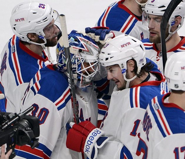 Brankář New Yorku Rangers Henrik Lundqvist (30) se společně se svými spoluhráči raduje z výhry nad Montrealem.