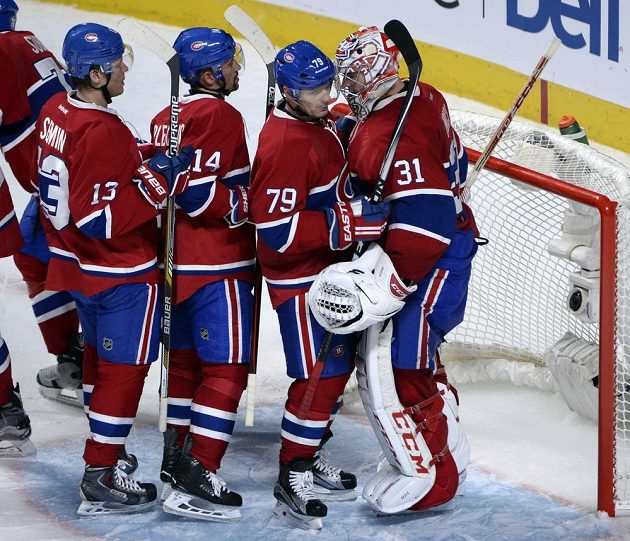 Brankář Carey Price (31) a jeho spoluhráči z Montrealu Andrej Markov (79)a Tomáš Plekanec (14) po vítězném utkání proti NY Rangers.