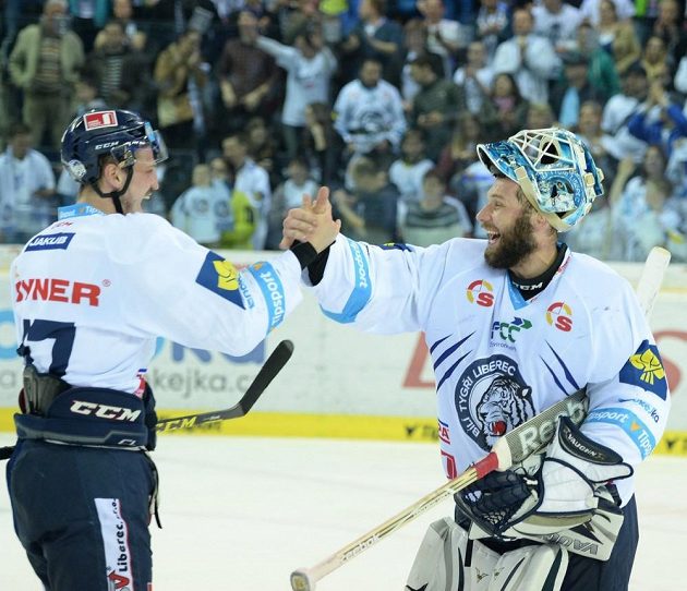 Lukáš Derner a gólman Liberce Ján Lašák se radují z výhry nad Spartou v druhém finálovém duelu play off.