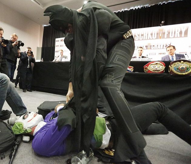 Tyson Fury jako Batman přepral v komické scéně nepřítele Jokera. Má se Vladimir Kličko bát?