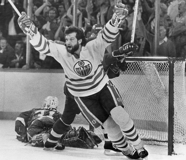 Archivní fotografie z roku 1984 - Dave Semenko v dresu Edmontonu oslavuje gól, který vstřelil Wayne Gretzky (není na snímku). Na ledě leží Billy Smith, tehdejší brankář New York Islanders.