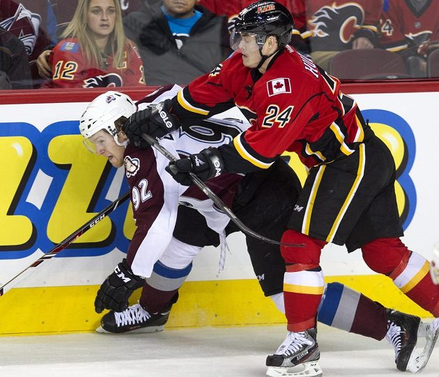 Útočník Calgary Jiří Hudler se proti Coloradu snažil, seč mu síly stačily, víc než na jednu asistenci se ale nezmohl. Na snímku v souboji s kapitánem Avalanche Landeskogem.