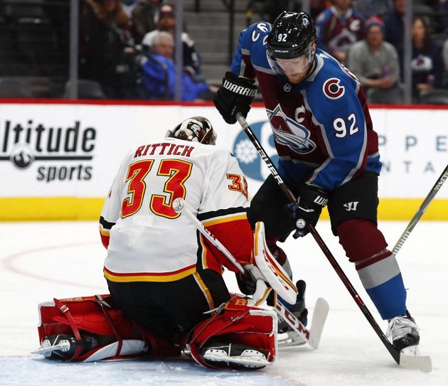 David Rittich inkasoval v NHL čtyřikrát během deseti minut a s Calgary prohrál na ledě Colorada 2:5.. V tuto chvíli ale Rittich zneškodnil šanci Gabriela Landeskoga