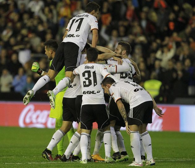 Fotbalisté Valencie se radují z vítězství nad Realem Madrid. Na stadiónu Mestalla ukončili sérii 22 vyhraných soutěžních zápasů Bílého baletu.