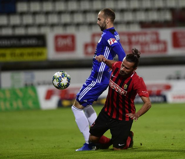 Zleva Tomáš Zahradníček z Olomouce a Pavel Zavadil z Opavy v utkání 9. kola fotbalové ligy.