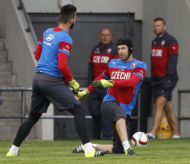 Tomáš Koubek (vlevo) a Petr Čech na tréninku fotbalové reprezentace v Rize.