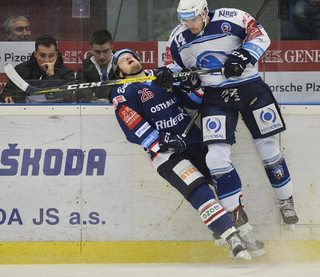 David Květoň z Vítkovic to od plzeňského Petra Čerešňáka v předkole play off hokejové extraligy pořádně schytal.