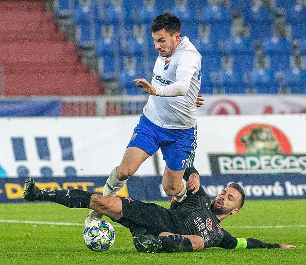 Fotbalista Baníku Ostrava Rudolf Reiter a Josef Hušbauer ze Slavie během utkání MOL Cupu.
