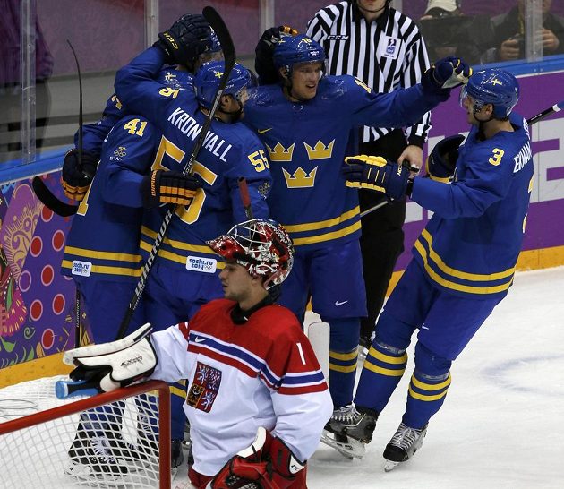 Patrik Berglund (druhý zprava) se v klubku švédských spoluhráčů raduje z druhého gólu. Vpředu český brankář Jakub Kovář.
